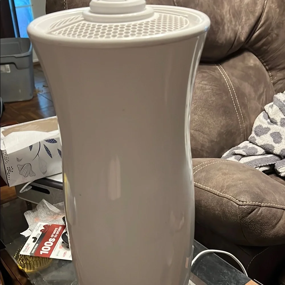White Curved Air Purifier with Vertical Accent - Picture 4 of 5